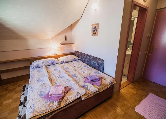 Δωμάτια σε οικογενειακή κατοικία Kocka *