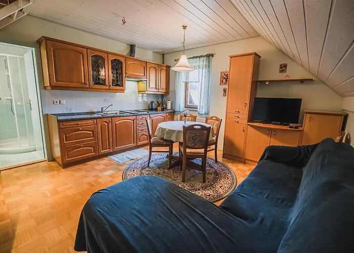 Δωμάτια σε οικογενειακή κατοικία Kocka *